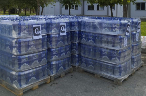 Η QMSCERT στέκεται δίπλα στους πληγέντες με την προσφορά πόσιμου εμφιαλωμένου νερού